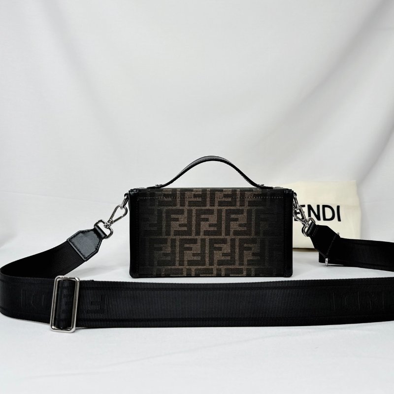 FENDI Soft Trunk Baguette盒包-1