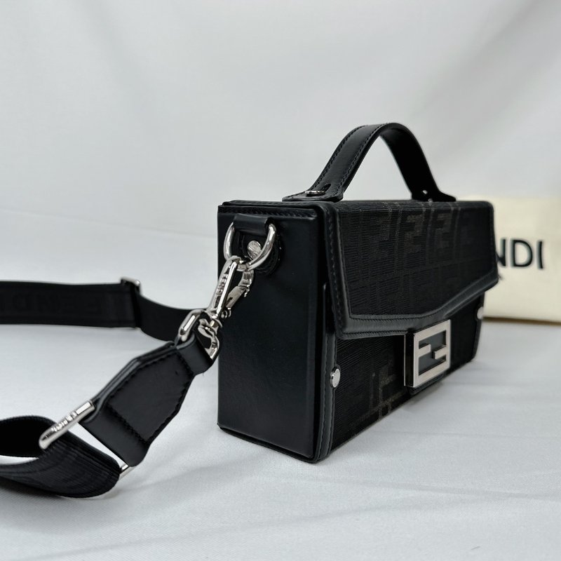 FENDI Soft Trunk Baguette盒包-3
