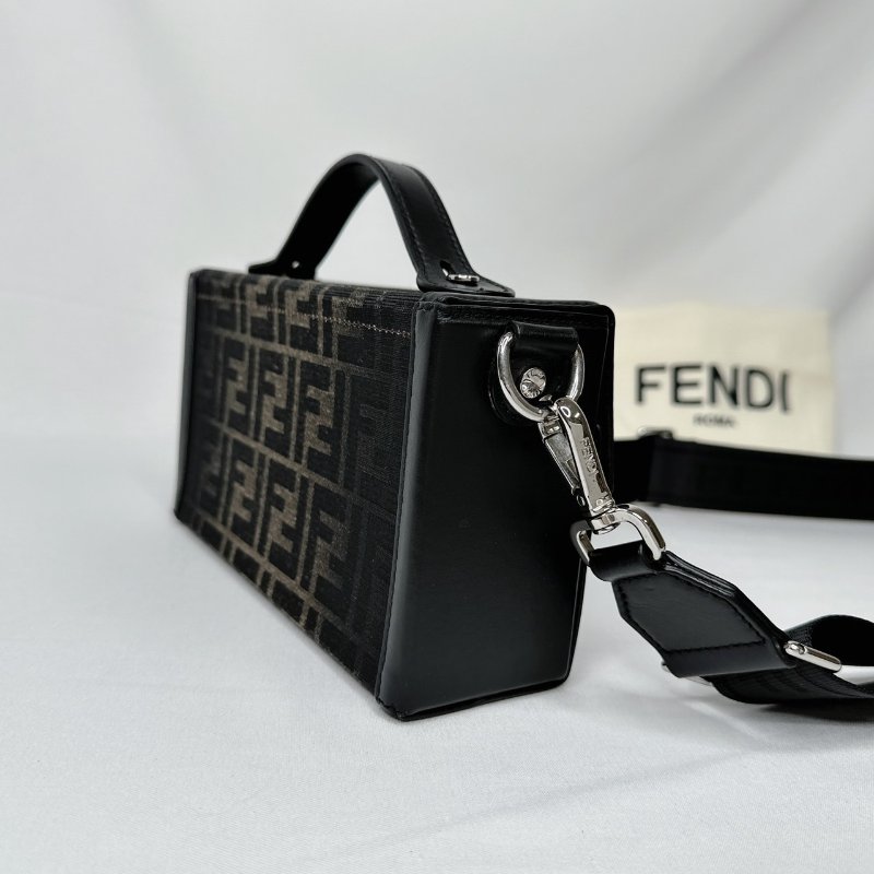 FENDI Soft Trunk Baguette盒包-4