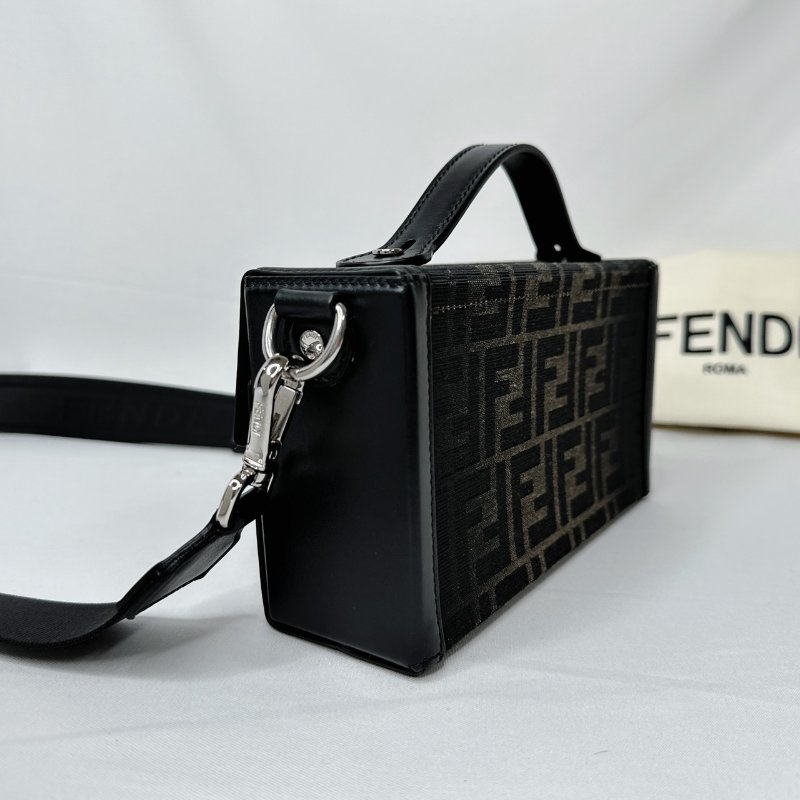 FENDI Soft Trunk Baguette盒包-5