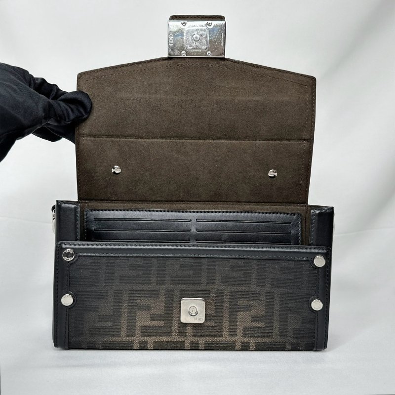 FENDI Soft Trunk Baguette盒包-6