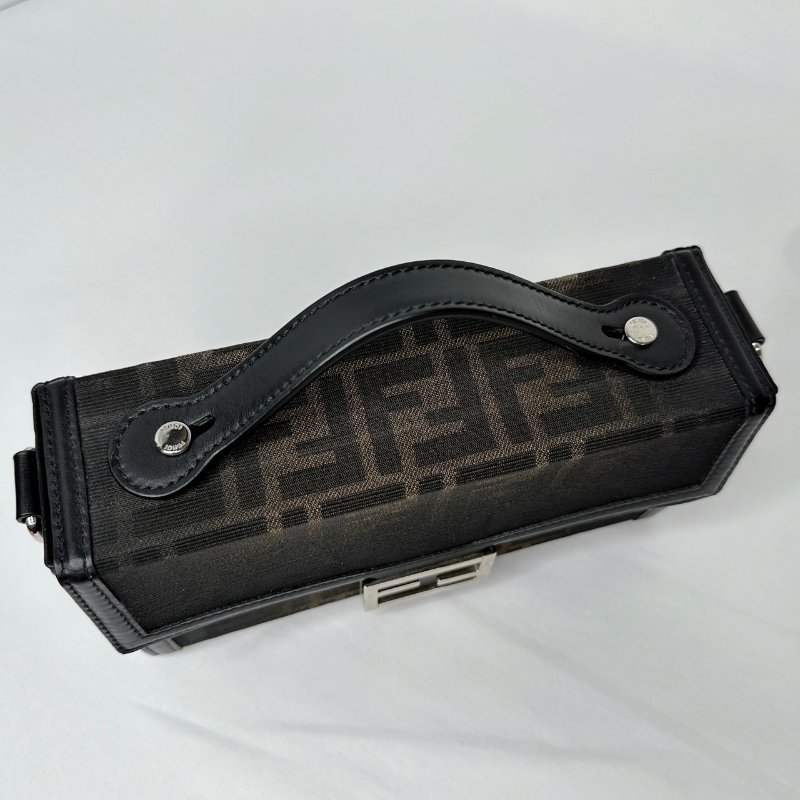 FENDI Soft Trunk Baguette盒包-11