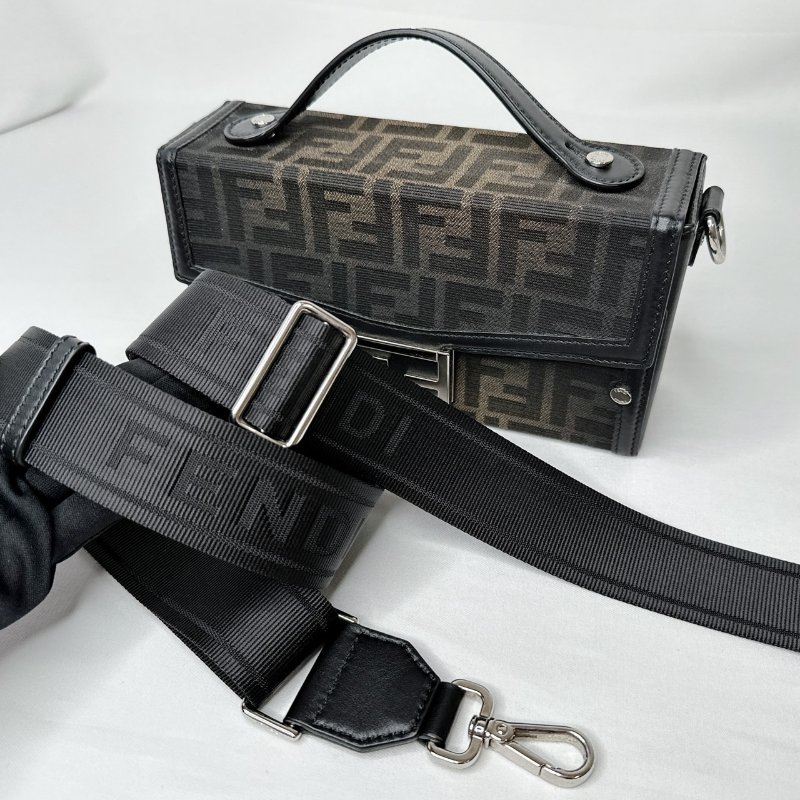 FENDI Soft Trunk Baguette盒包-12