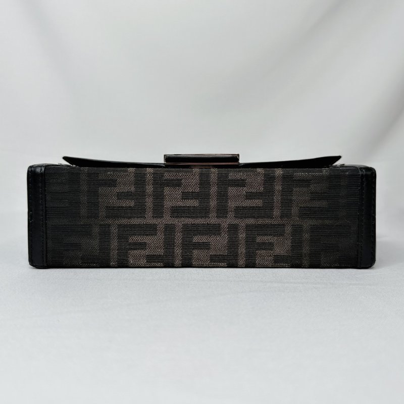 FENDI Soft Trunk Baguette盒包-13