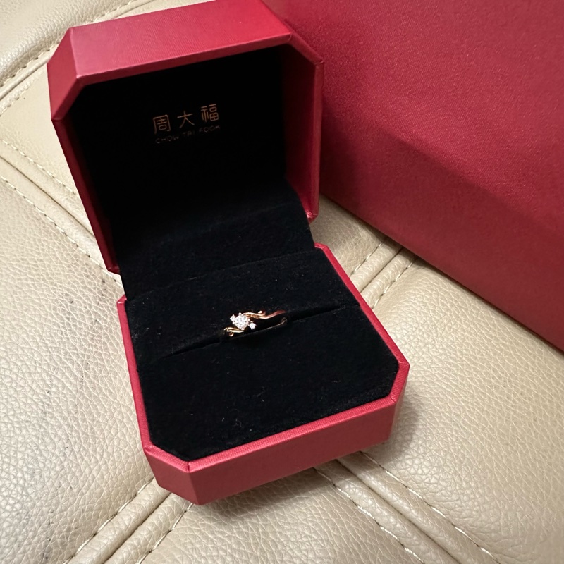 周大福 18K金鑲鑽石戒指-0