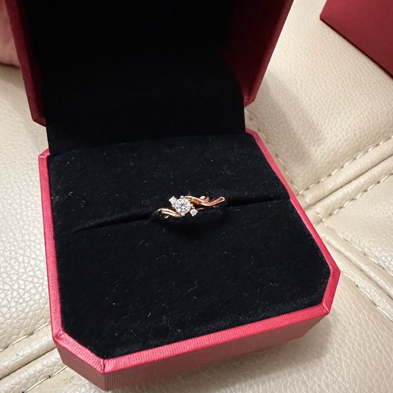 周大福 18K金鑲鑽石戒指-1