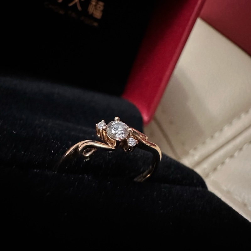 周大福 18K金鑲鑽石戒指-3