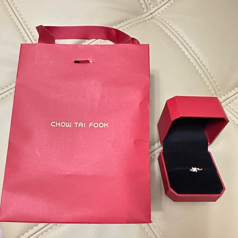 周大福 18K金鑲鑽石戒指-4