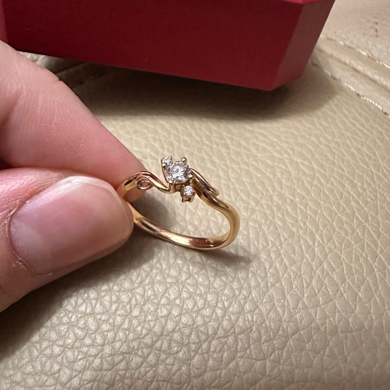 周大福 18K金鑲鑽石戒指-5