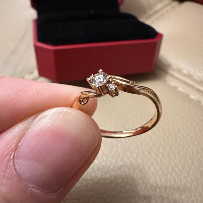 周大福 18K金鑲鑽石戒指-13