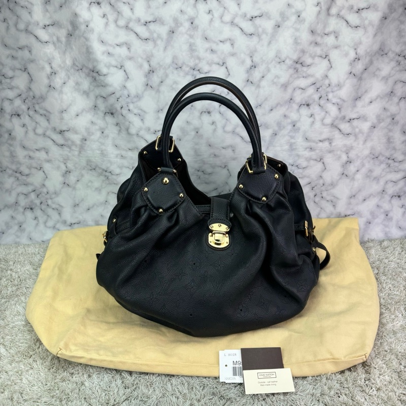 LV M95765 經典Mahina系列小牛皮鏤空LOGO水餃肩背包(黑)-0