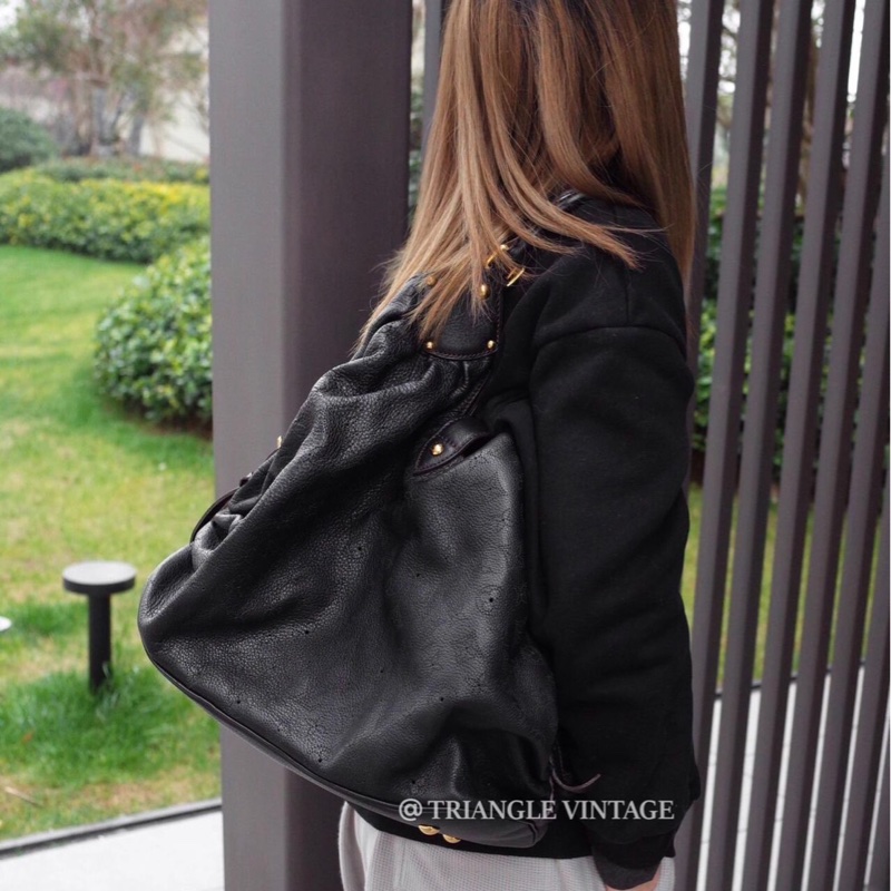 LV M95765 經典Mahina系列小牛皮鏤空LOGO水餃肩背包(黑)-1