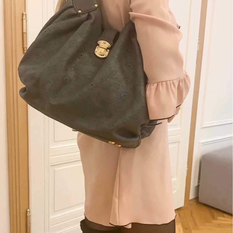 LV M95765 經典Mahina系列小牛皮鏤空LOGO水餃肩背包(黑)-2