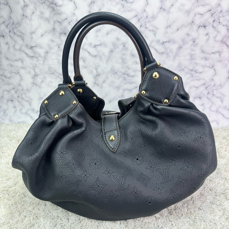 LV M95765 經典Mahina系列小牛皮鏤空LOGO水餃肩背包(黑)-6