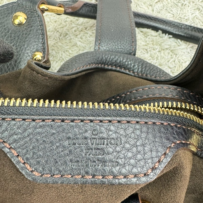 LV M95765 經典Mahina系列小牛皮鏤空LOGO水餃肩背包(黑)-7