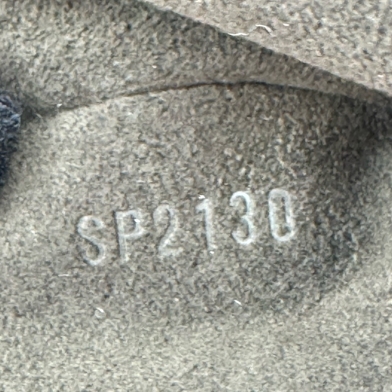 LV M95765 經典Mahina系列小牛皮鏤空LOGO水餃肩背包(黑)-8