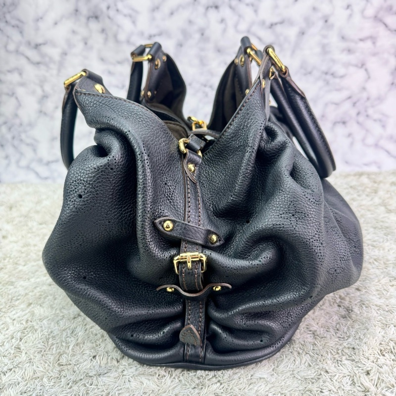 LV M95765 經典Mahina系列小牛皮鏤空LOGO水餃肩背包(黑)-9