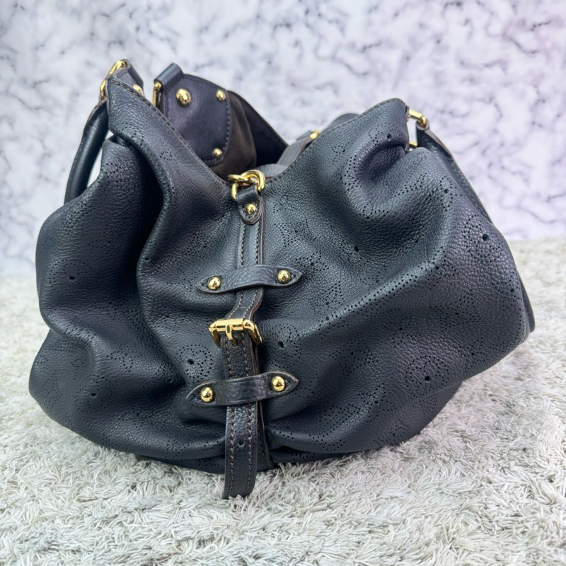 LV M95765 經典Mahina系列小牛皮鏤空LOGO水餃肩背包(黑)-10