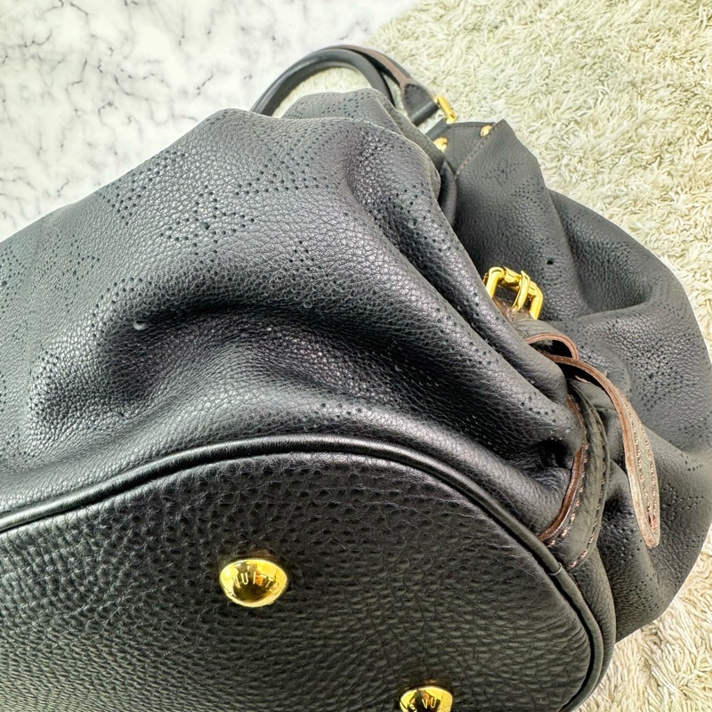 LV M95765 經典Mahina系列小牛皮鏤空LOGO水餃肩背包(黑)-11