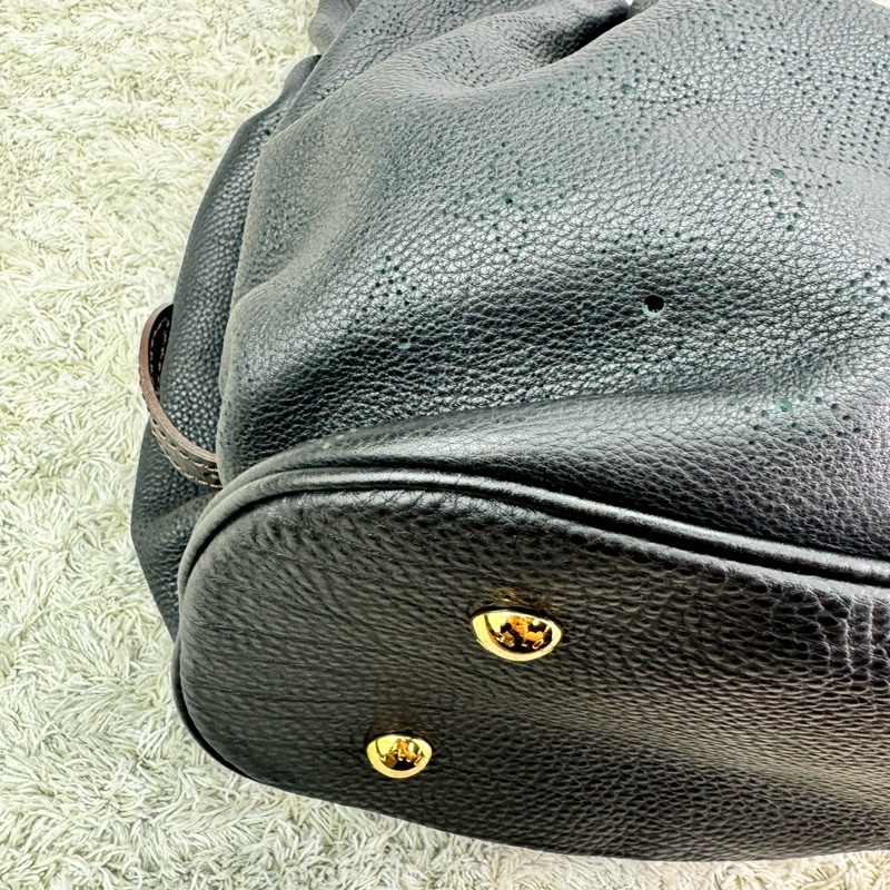 LV M95765 經典Mahina系列小牛皮鏤空LOGO水餃肩背包(黑)-12