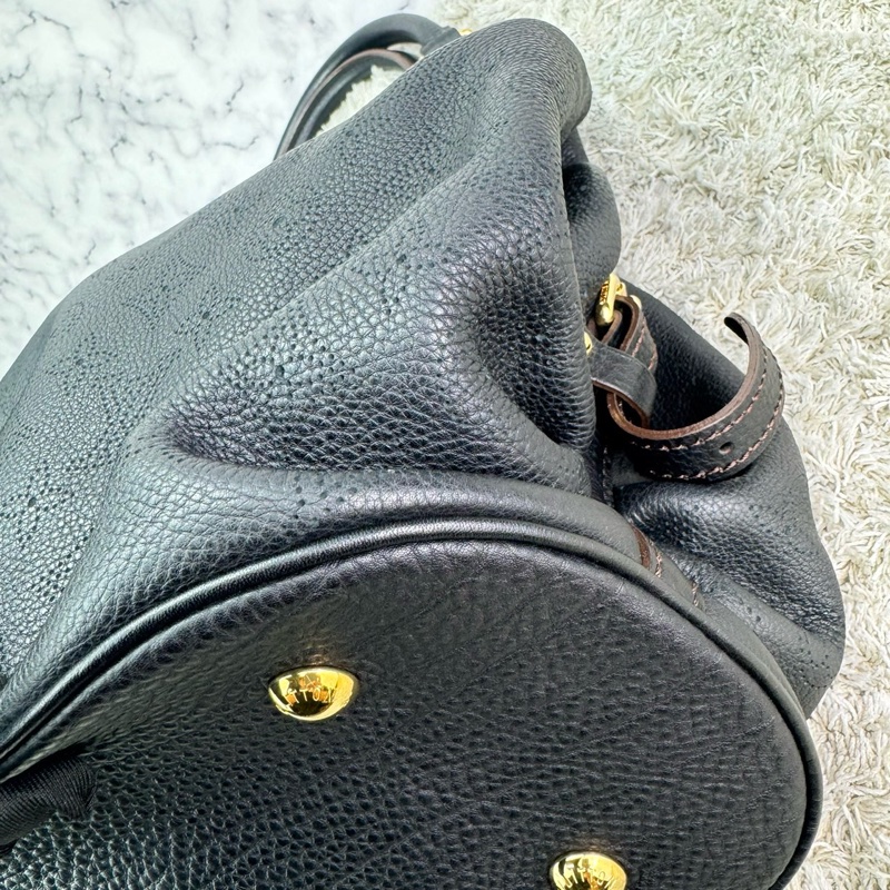 LV M95765 經典Mahina系列小牛皮鏤空LOGO水餃肩背包(黑)-13