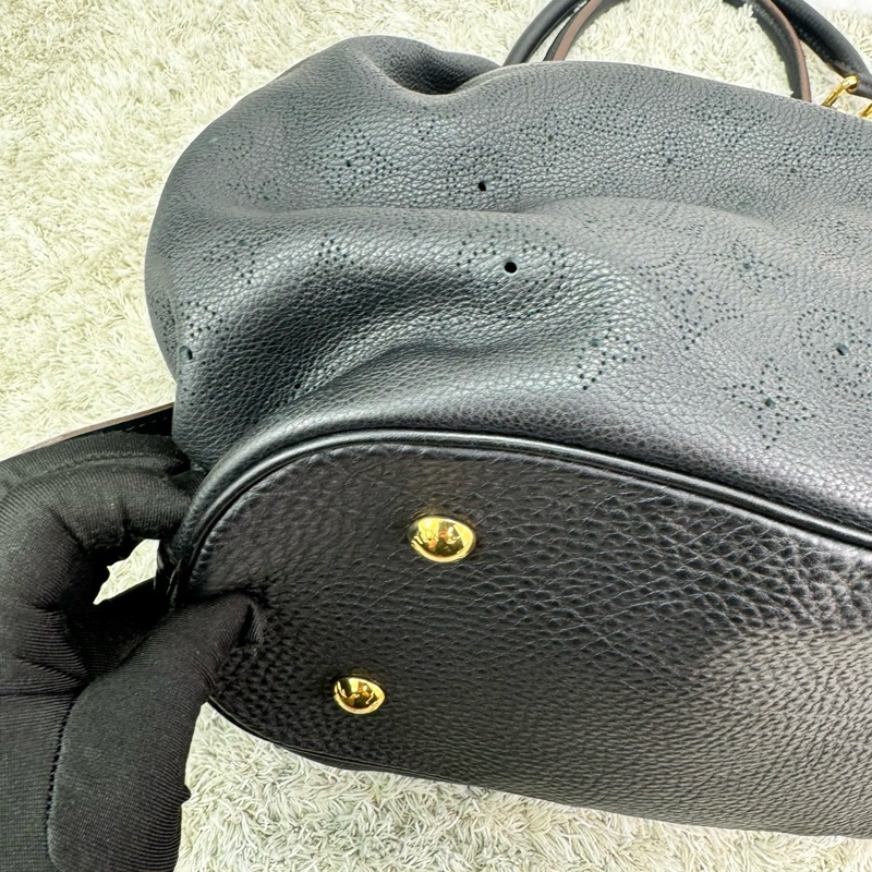 LV M95765 經典Mahina系列小牛皮鏤空LOGO水餃肩背包(黑)-14