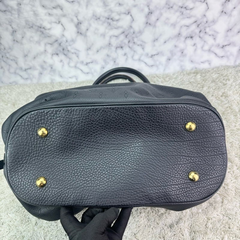 LV M95765 經典Mahina系列小牛皮鏤空LOGO水餃肩背包(黑)-15