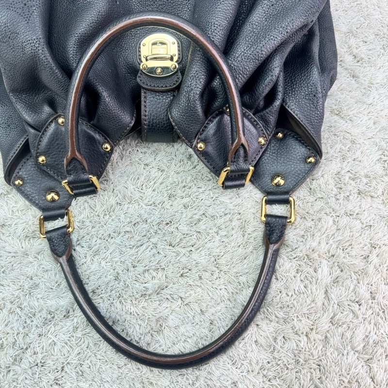 LV M95765 經典Mahina系列小牛皮鏤空LOGO水餃肩背包(黑)-16