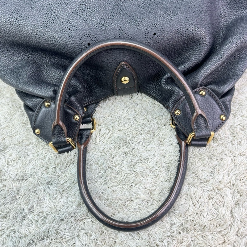 LV M95765 經典Mahina系列小牛皮鏤空LOGO水餃肩背包(黑)-17