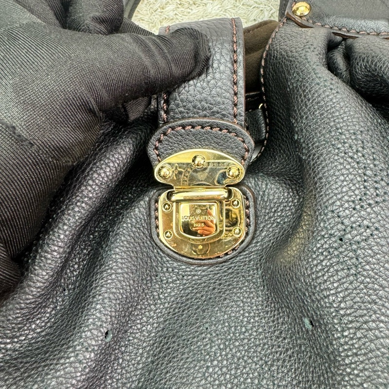 LV M95765 經典Mahina系列小牛皮鏤空LOGO水餃肩背包(黑)-18