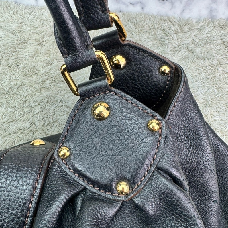 LV M95765 經典Mahina系列小牛皮鏤空LOGO水餃肩背包(黑)-19