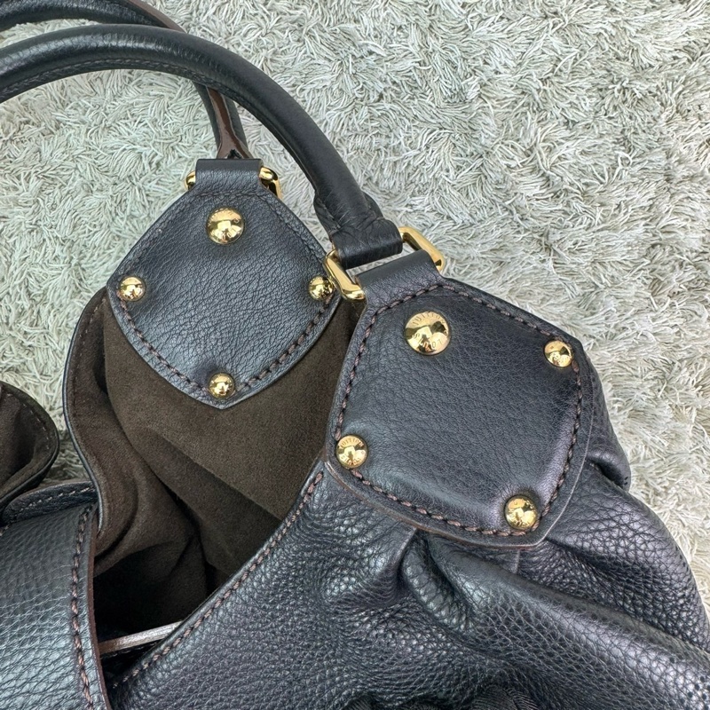 LV M95765 經典Mahina系列小牛皮鏤空LOGO水餃肩背包(黑)-21