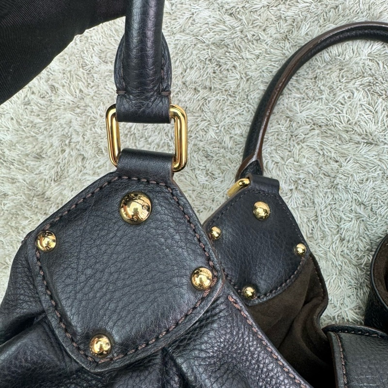 LV M95765 經典Mahina系列小牛皮鏤空LOGO水餃肩背包(黑)-22