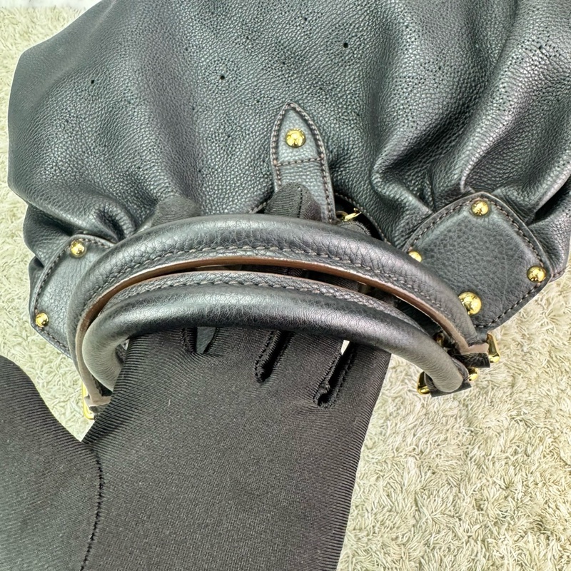 LV M95765 經典Mahina系列小牛皮鏤空LOGO水餃肩背包(黑)-23