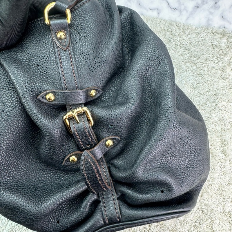 LV M95765 經典Mahina系列小牛皮鏤空LOGO水餃肩背包(黑)-24