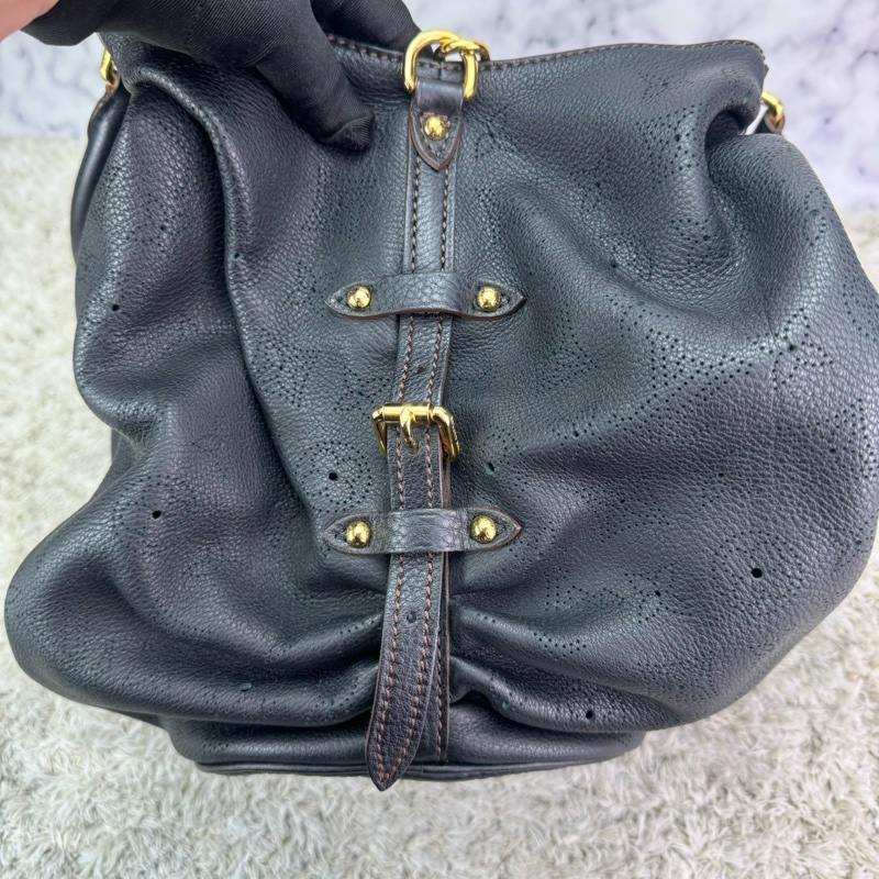 LV M95765 經典Mahina系列小牛皮鏤空LOGO水餃肩背包(黑)-25