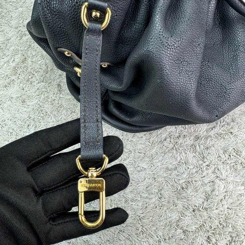 LV M95765 經典Mahina系列小牛皮鏤空LOGO水餃肩背包(黑)-27