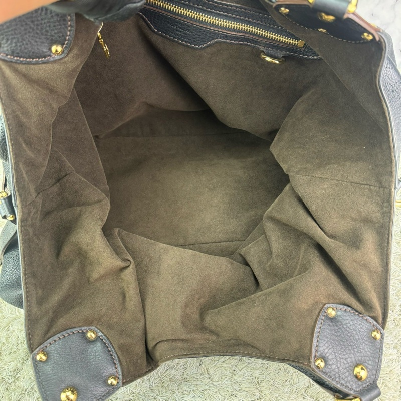 LV M95765 經典Mahina系列小牛皮鏤空LOGO水餃肩背包(黑)-28