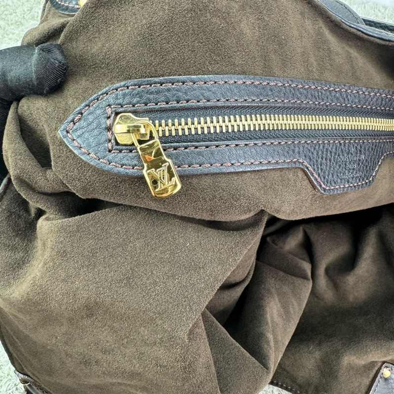 LV M95765 經典Mahina系列小牛皮鏤空LOGO水餃肩背包(黑)-32