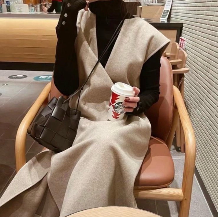 BOTTEGA VENETA CASSETTE (黑色水桶,底部有輕微滑痕附圖)-6