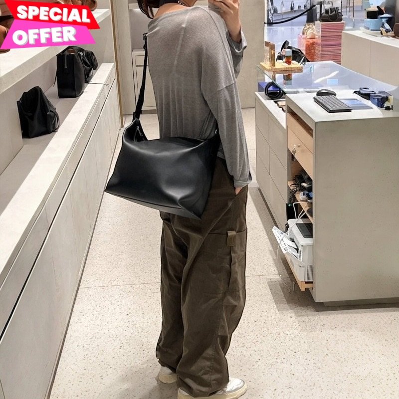 🌿春季限時降價🌿 Loewe 大款 Cubi 柔軟光滑小牛皮緹花斜背包   黑色-0