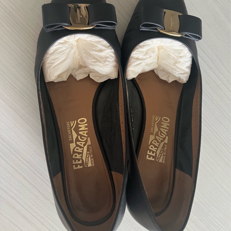 【買一送一】Salvatore Ferragamo Vara深鐵灰細跟鞋-11