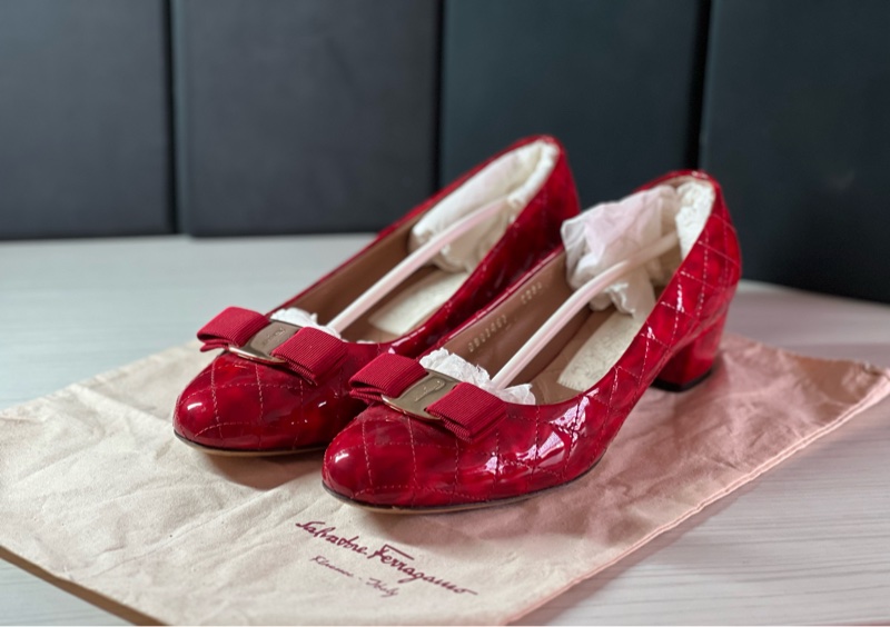 【買一送一】Salvatore Ferragamo Vara寶藍色蝴蝶結跟鞋/菱格紋漆皮亮紅低跟鞋-10