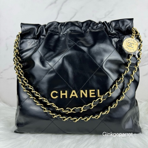 CHANEL 22 小型菱格紋亮面小牛皮肩背包