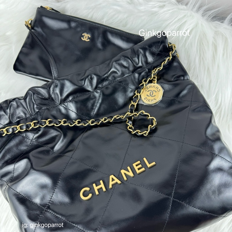 CHANEL 22 小型菱格紋亮面小牛皮肩背包-2