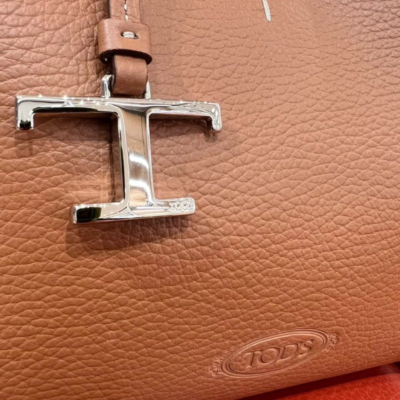 🎉新品好折扣✨Tod's T 吊飾 Micro 粒面小牛皮包 焦糖色/附可拆卸長肩帶-3
