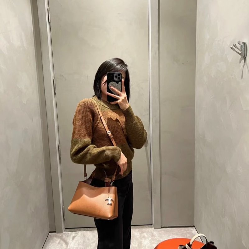 🎉新品好折扣✨Tod's T 吊飾 Micro 粒面小牛皮包 焦糖色/附可拆卸長肩帶-5