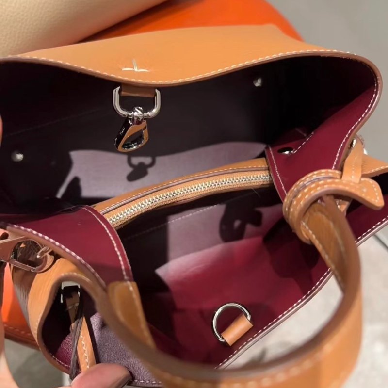 🎉新品好折扣✨Tod's T 吊飾 Micro 粒面小牛皮包 焦糖色/附可拆卸長肩帶-8