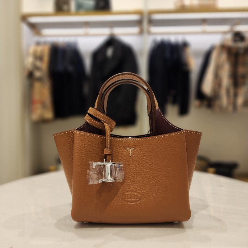 🎉新品好折扣✨Tod's T 吊飾 Micro 粒面小牛皮包 焦糖色/附可拆卸長肩帶-14