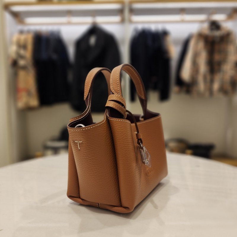 🎉新品好折扣✨Tod's T 吊飾 Micro 粒面小牛皮包 焦糖色/附可拆卸長肩帶-15